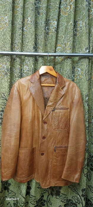 Кожаный пиджак стиля милитари