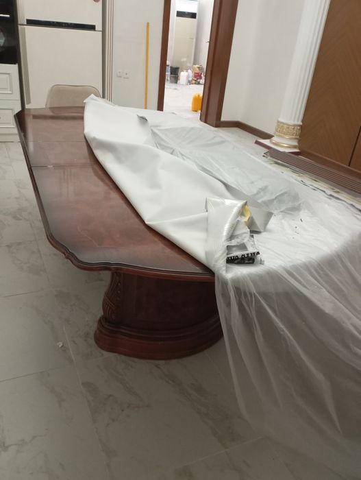 Добротный кухонный стол