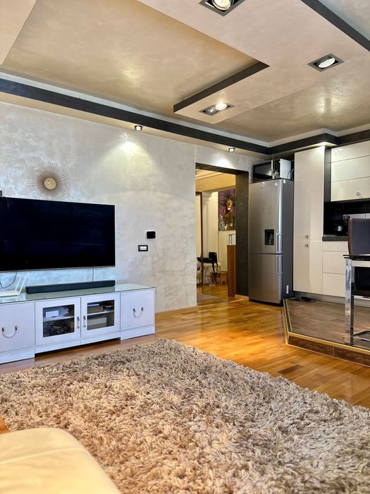 APARTAMENT la CHEIE  mobilat si utilat in zona Bvd Poitiers-Continental suprf 70 mp LIBER !