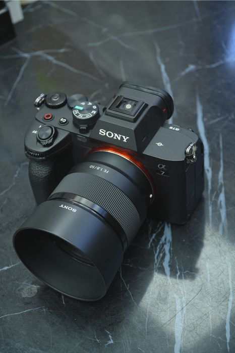 Sony A7 IV 4K 50mm F1.8 fe sotiladi holati 10/10 ideal yengide
