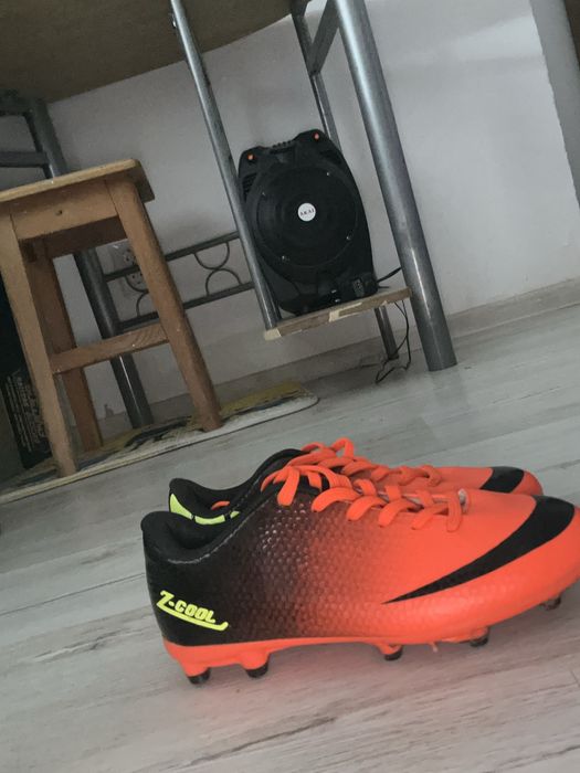 Ghete de fotbal cu crampon