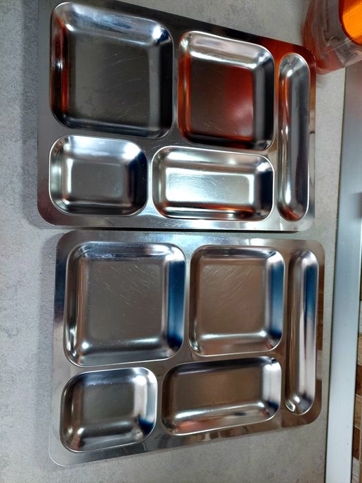 Tavă compartimentata