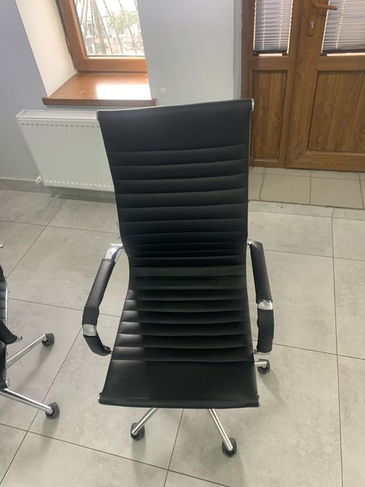 Qora ofis kreslosi sotiladi (zamonaviy, qulay)