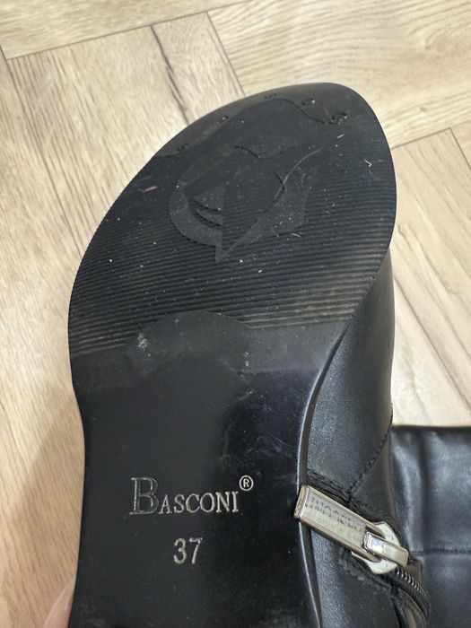 Продам зимние сапоги Basconi