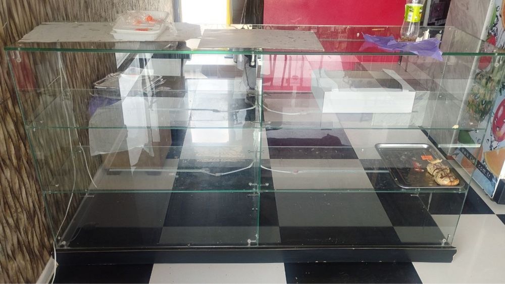 Ширинлик сотишга тугри келадиган витрина