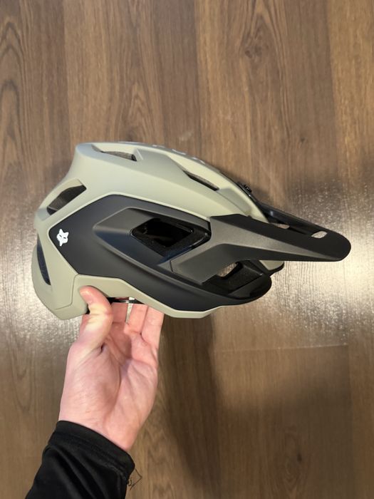 Чисто нова каска FOX Speedframe Helmet