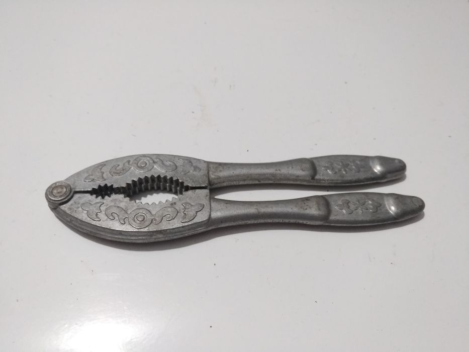 Cleste spart nuci rusesc