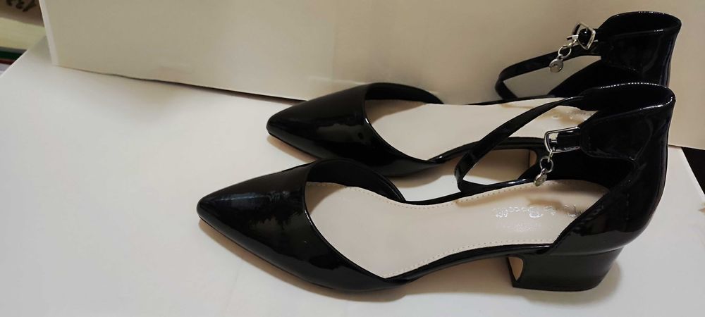 Черни лачени обувки