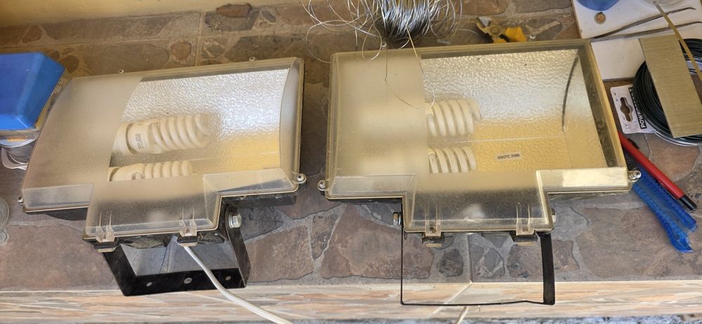 Продавам  лампи  за стена