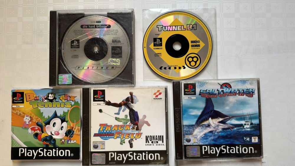Consola PlayStation 1 cu 2 manete. 5 jocuri.