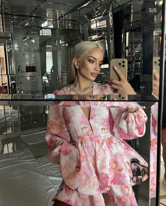 Famme fatale , Рокля zara гол гръб