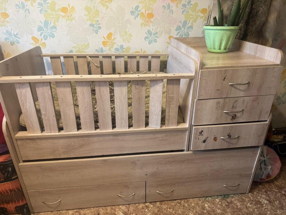 детская кроватка-трансформер с комодом