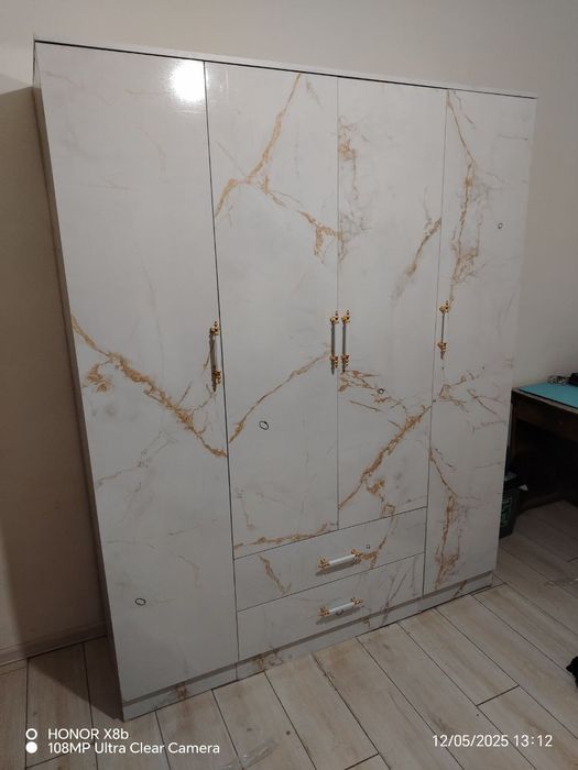 Shkaf sotiladi dastafka ustanovka bepul buladi ichida