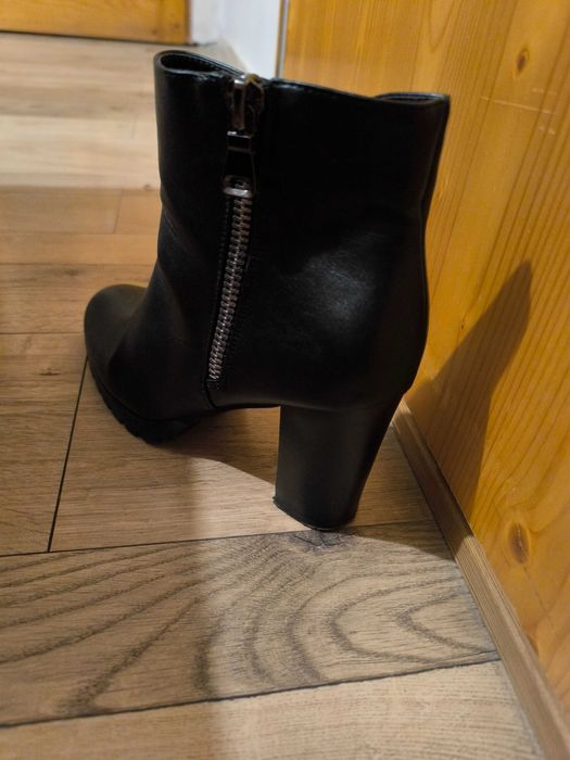 Дамски боти на ток и бели обувки на ток