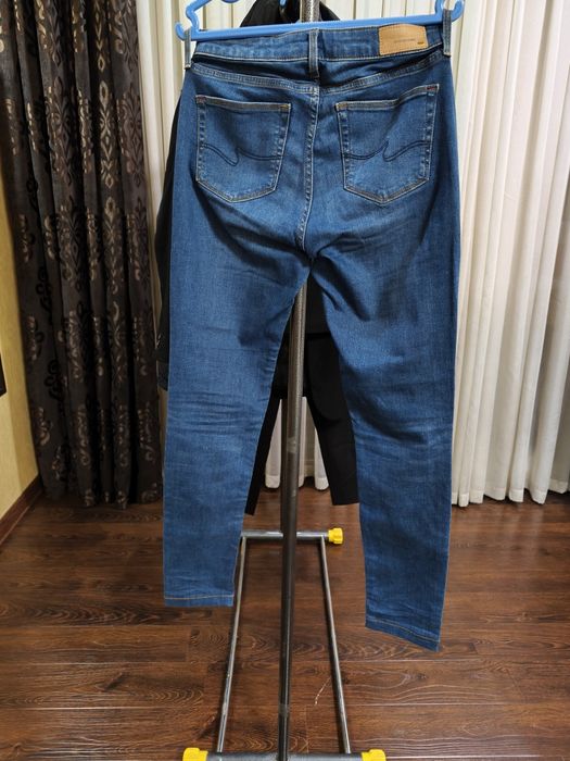 Женские джинсы бренда Collins