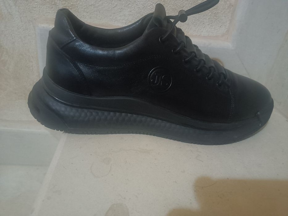 Vând pereche de pantofi pentru ocazii .