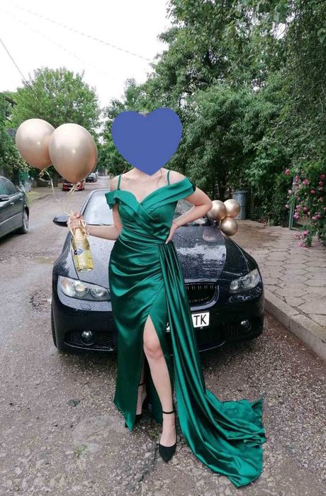 Зелена сатенена бална рокля