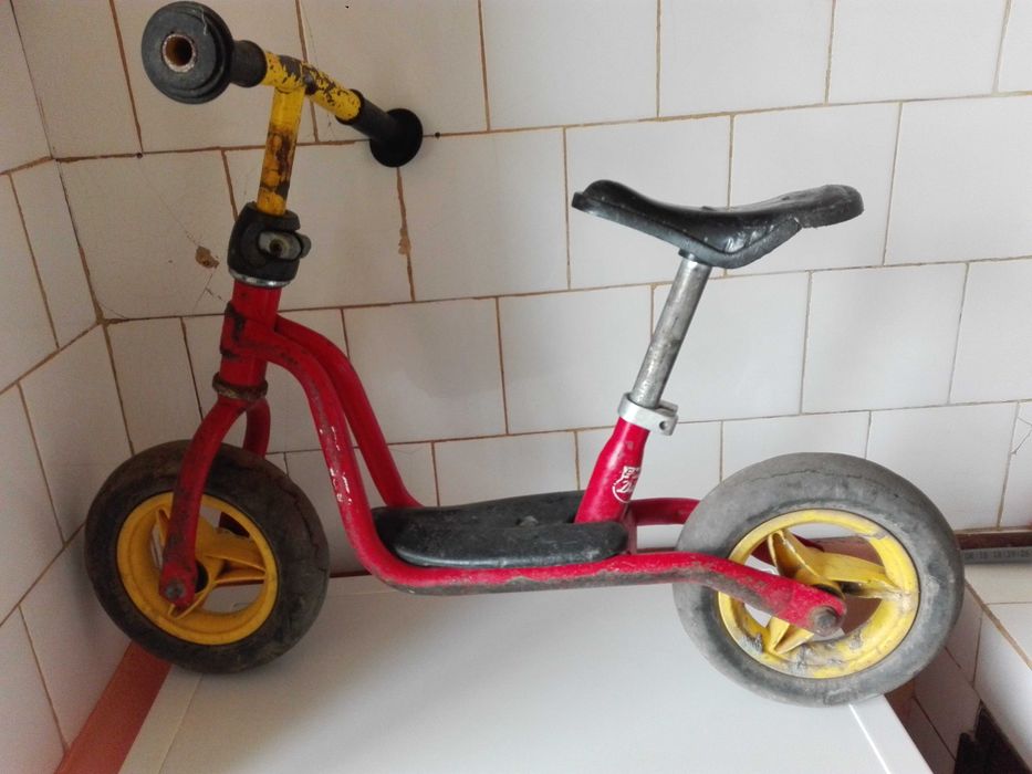 Английски настолен часовник и стара детска тротинетка.