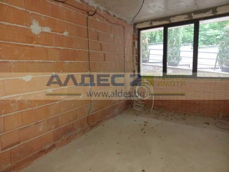 Продава имот, подходящ за преустройство, в луксозна сграда в Бояна!