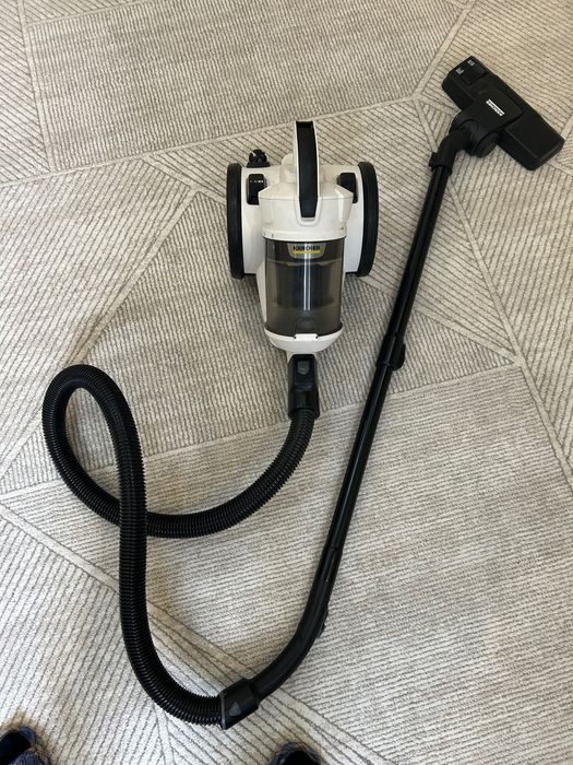 Пылесос почти новый Karcher