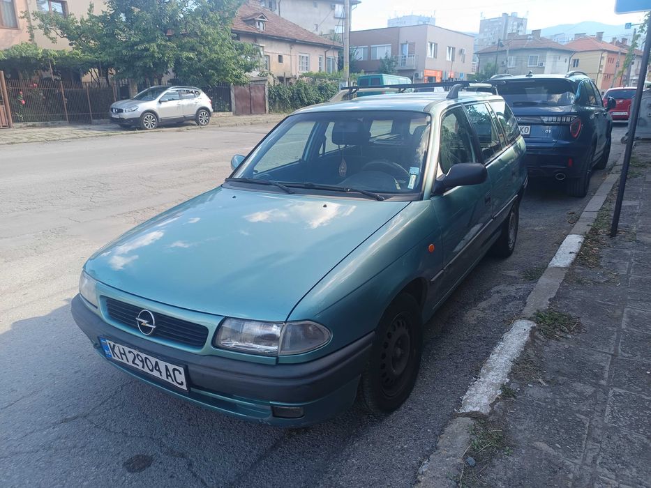 Продавам Opel Astra F Caravan (комби), 1997 г., двигател 1.4 бензин с газова уредба.
