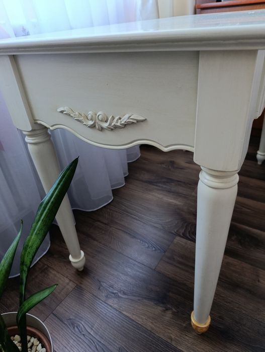 Masă din lemn , albă, in stare foarte bună , cu două sertare incapatoa