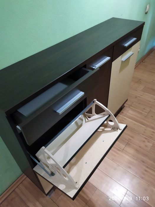 Прихожая комод и вешалка