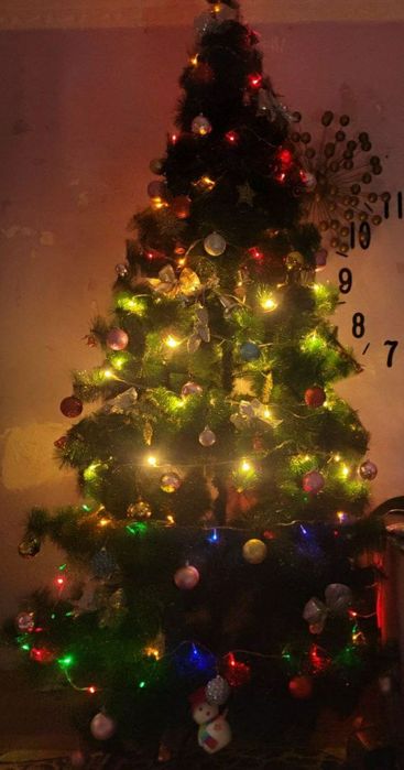 Цена низкая  до 4 января Ёлка 2.50м+со всеми украшениями и не только