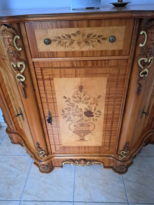 Comoda sculptată cu intarzie