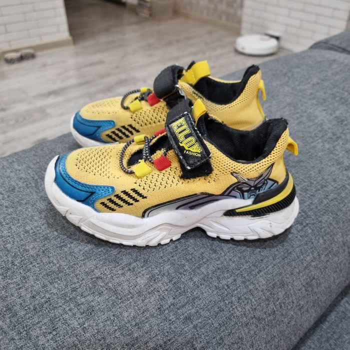 Кроссовки детские продам