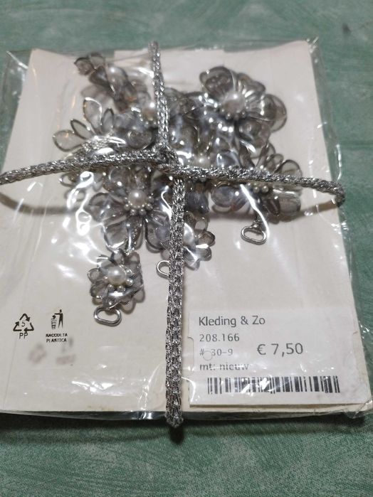 Set deosebit de flori metalice cu perle foarte interesanta! Kleding&Zo