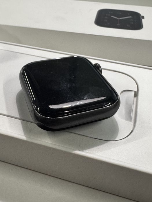 Apple Watch SE 44 мм черный