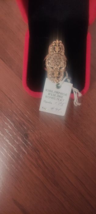 Красивое золотое кольцо с бриллиантом