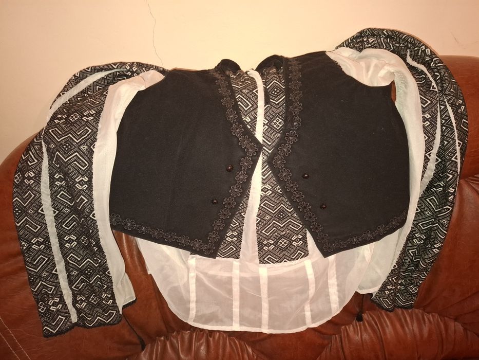 De vânzare costum popular zona Ighiu sat Bucerdea vinoasă, jud.Alba.