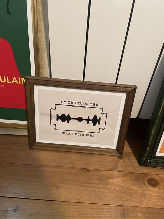 Стари дървени рамки с плакати от филми