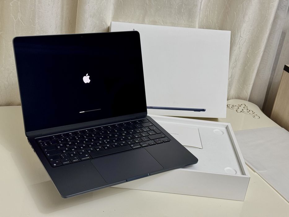 Aplle MacBook Air , 2025г, 16:Озу/ Процессор: M3