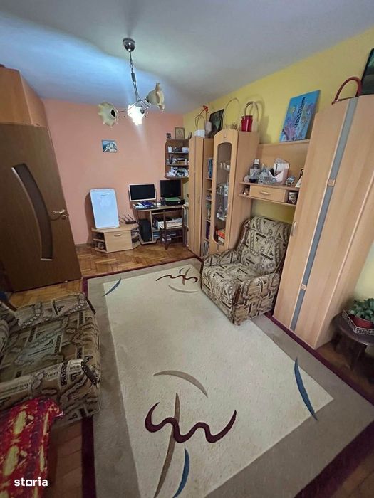 De vanzare apartament cu 2 camere, decomandat,  balcon, zona Smirodava