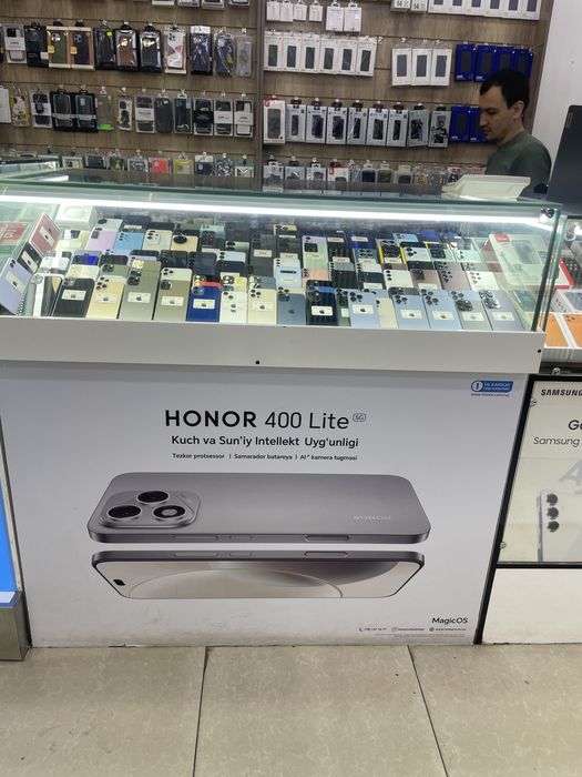 Vitrina malikada telefon qoyib sotilgan