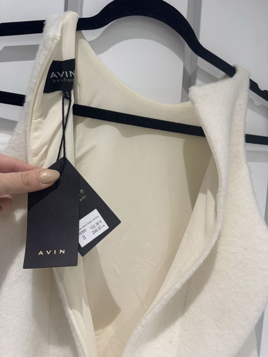 Вълнена рокля на Авин в цвят шампанско.