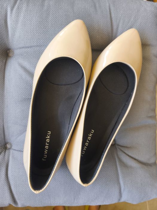 Заострени бежови обувки - 35 номер