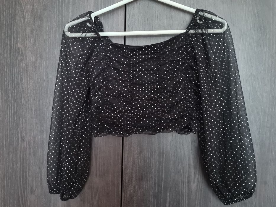 Къса блузка с прозрачни ръкави