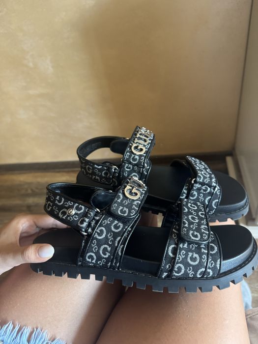 Сандали черни Guess