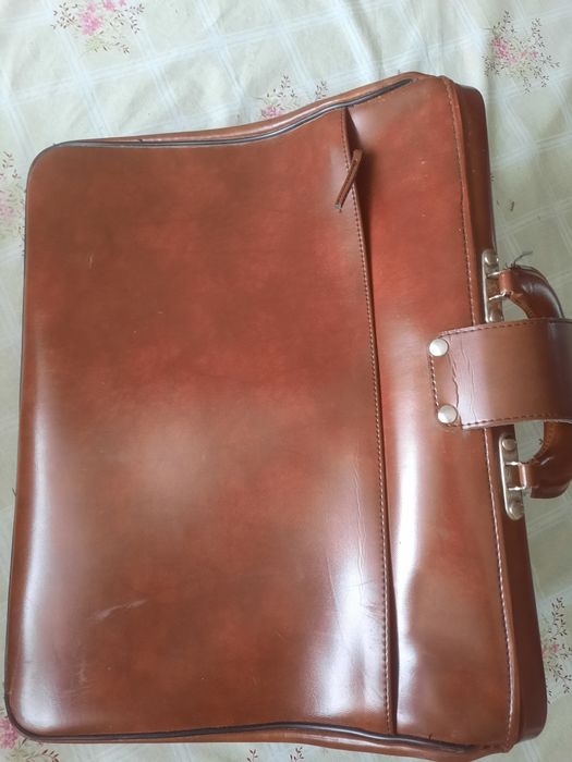Продам кожаный портфель.