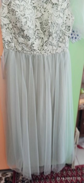 Продават се нови рокли.