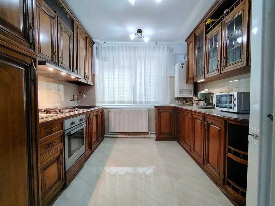 Apartament 3 camere, decomandat, central,etaj:2/4, Hipodrom