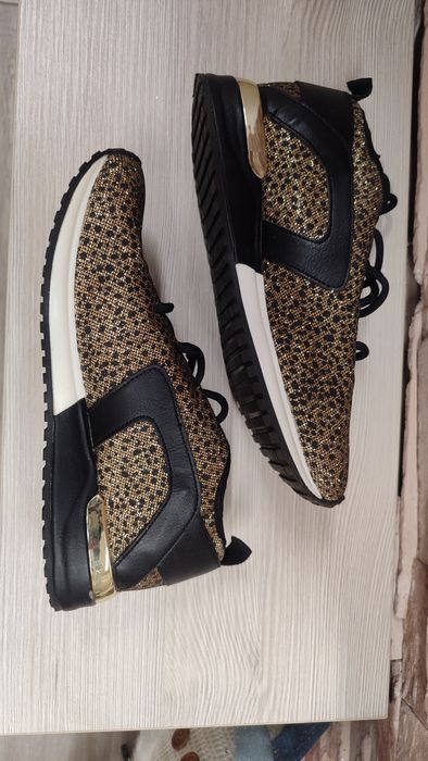 Дамски златисти маратонки