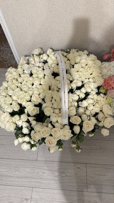 Продам цветы в корзине,свежие