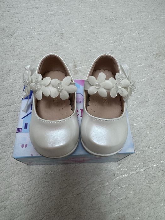 Продам туфли на годик  размер 18