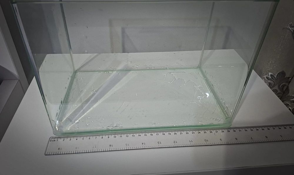 Acvariu de aproximativ 12 litri