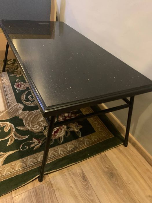 Kitob oqish uchun stol na komnite